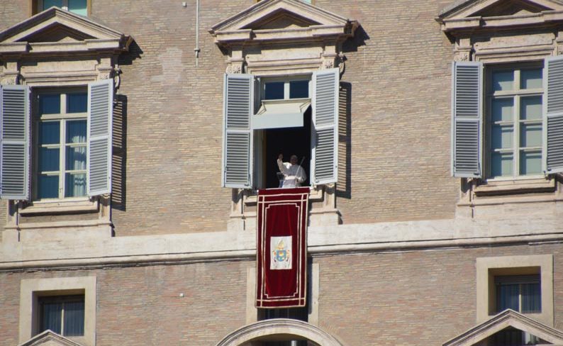 Papa Francesco affacciato alla finestra e Basilica di San Pietro in Roma Piazza San Pietro