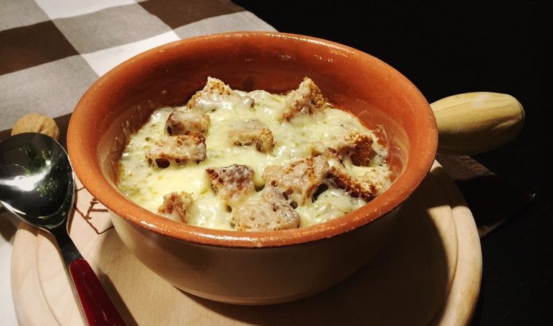 Zuppa di cipolle alla francese con crostini e groviera