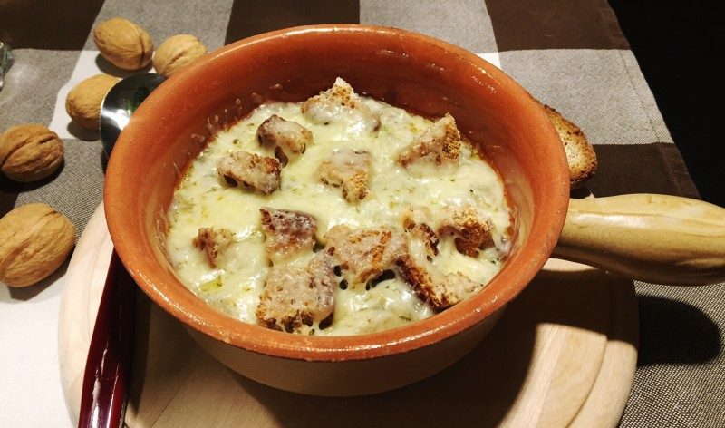 Zuppa di cipolle alla francese con crostini e groviera zuppe invernali