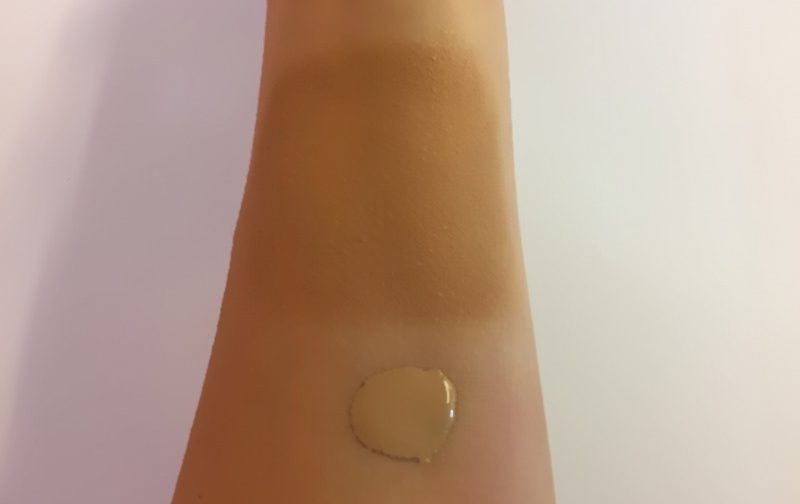Shiseido Syncro Skin Lasting Liquid Foundation swatch luce artificiale colore G4