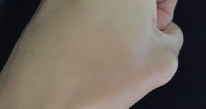 Correttore Perfect Luminous Concealer Swatch del colore Honey 3 sfumato