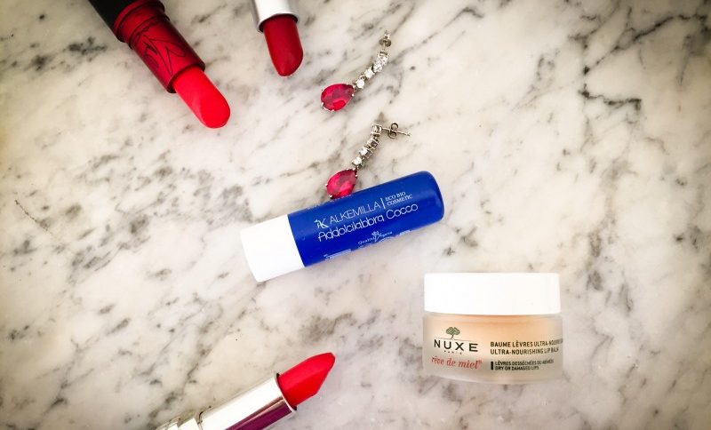 Applicare il rossetto rosso a regola d'arte! I 6 passi indispensabili Burro cacao supergreen Alkemilla e Balsamo Labbra Nuxe www,mikiletsgo.com