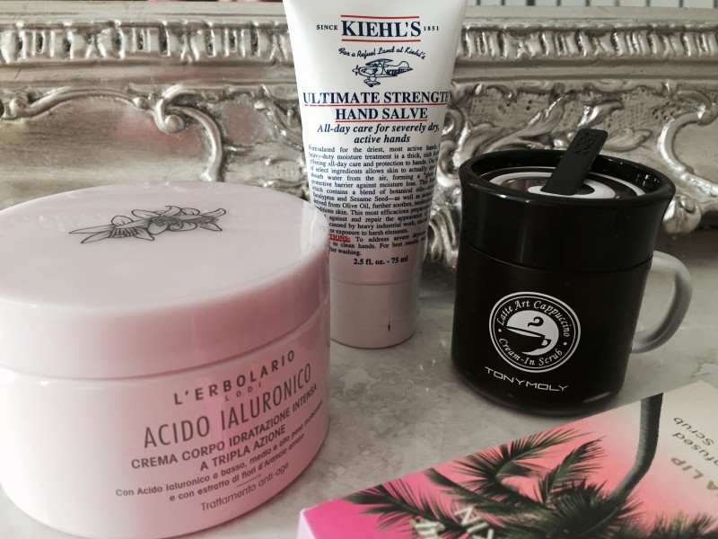 Dalla Skincare Invernale ai Prodotti Indispensabili per Gestire La Stagione Fredda crema corpo all'acido jaluronico L'Erbolario, crema per mani molto secche Kiehl's, scrub viso delicato Tony Moly, duo labbra scrub + balsamo SugarBaby 