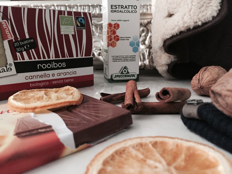 Dalla Skincare Invernale ai Prodotti Indispensabili per Gestire al Meglio La Stagione Fredda tè Rooibos cannella e arancia Fairtrade, estratto idroalcolico di propoli Specchiasol, stivaletti UGG, cioccolato svizzero all'arancia Frey, guanti Brekka