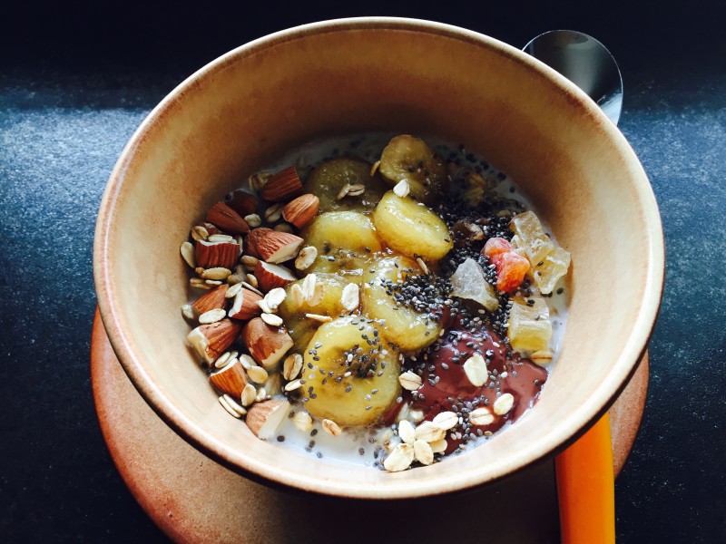 Colazione Sana e Nutriente! Fiocchi d'Avena, Cocco e Semi di Chia con Banane Caramellate