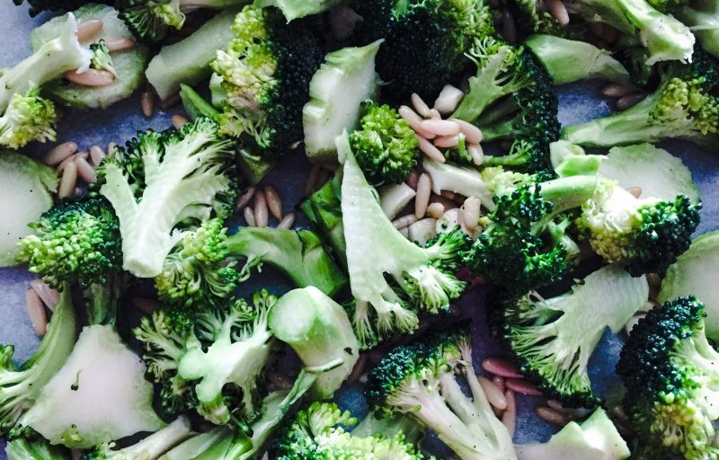Insalata di Broccoli Arrostiti, Feta e Avocado