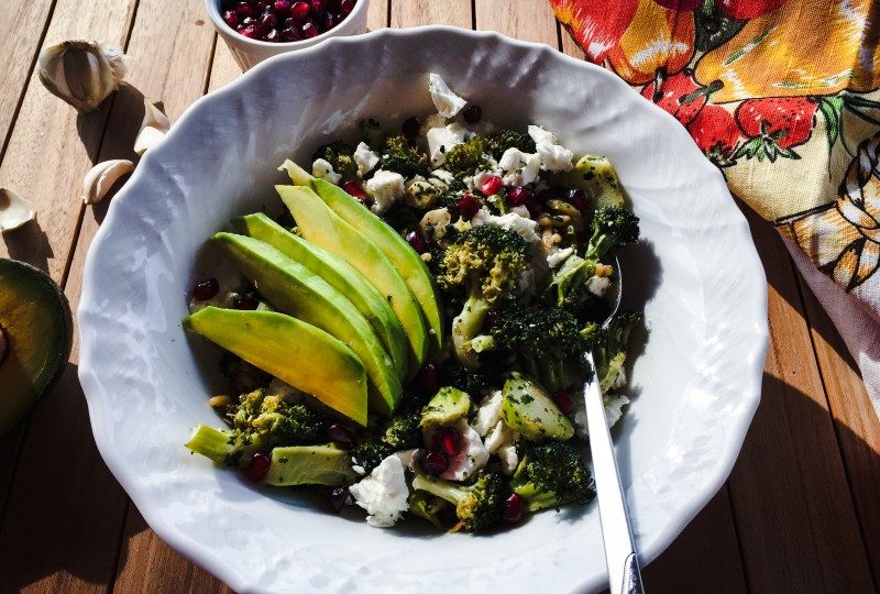 Insalata di Broccoli Arrostiti, Feta e Avocado