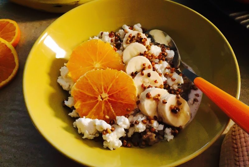 Colazione con l'avena! La Ricetta con frutta, ricotta, miele e grano saraceno tostato