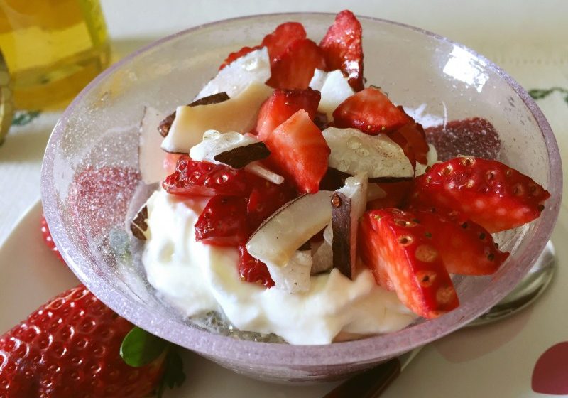 Colazione Light con Pudding di Semi di Chia allo Yogurt e Fragole