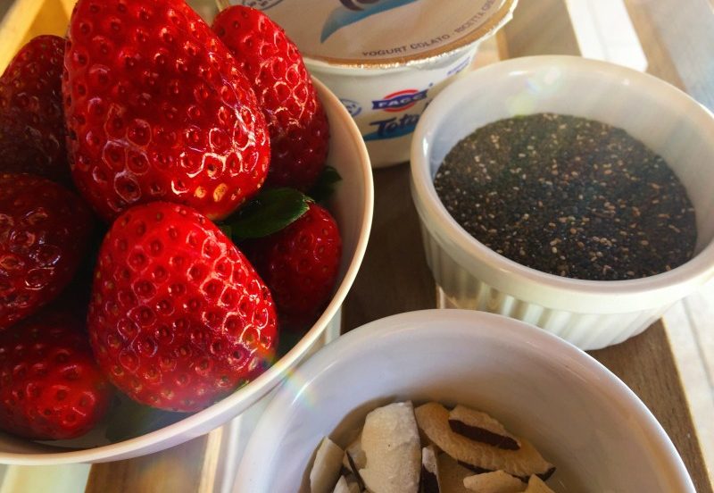 Colazione Light con Pudding di Semi di Chia allo Yogurt e Fragole