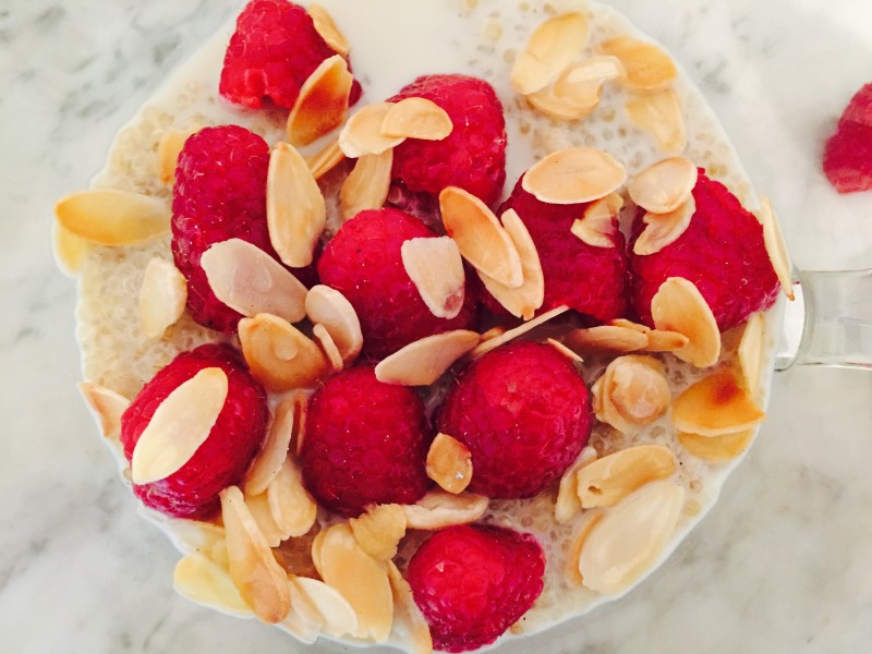 Budino di Quinoa al Cocco con Lamponi e Mandorle Tostate