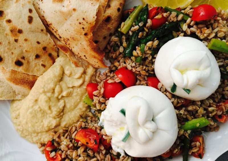 Insalata di Farro con Burrata Fresca, Verdure di Stagione e Hummus