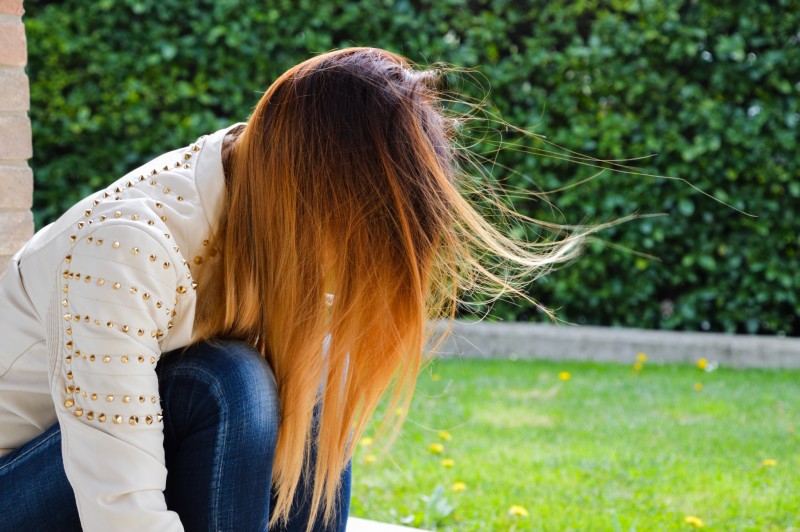 Schiarire i capelli per la bella stagione! Come mantenerli brillanti e sani con prodotti mirati