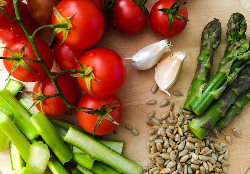 Insalata di Farro con Burrata Fresca, Verdure di Stagione e Hummus