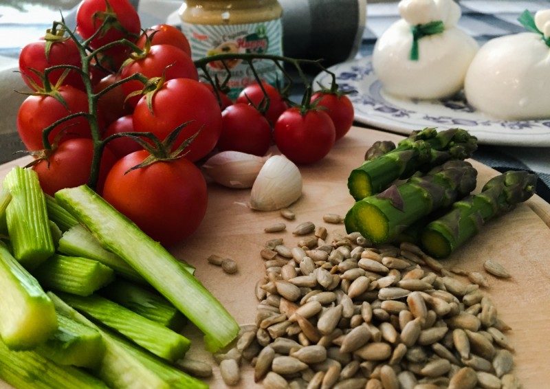 Insalata di Farro con Burrata Fresca, Verdure di Stagione e Hummus www.mikiletsgo.com