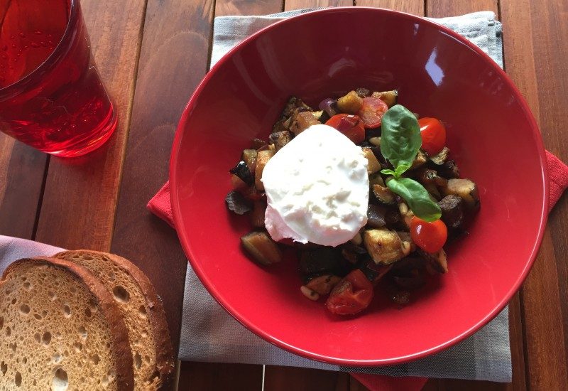 Caponata estiva di melanzane e zucchine con burrata di bufala