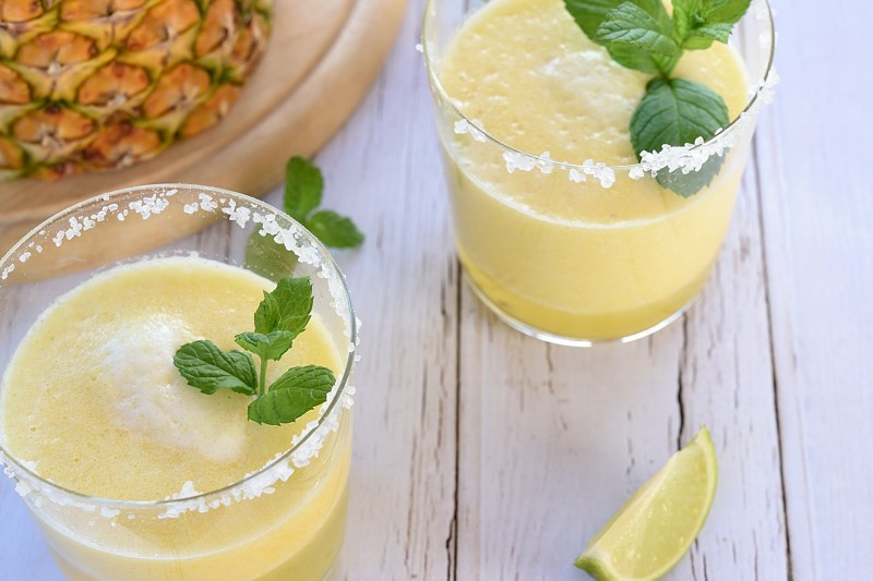 Cocktail Margarita con Ananas: Ricetta Rivisitata di un Cocktail Estivo e Fresco!