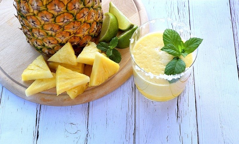 Cocktail Margarita con Ananas: Ricetta Rivisitata di un Cocktail Estivo e Fresco!