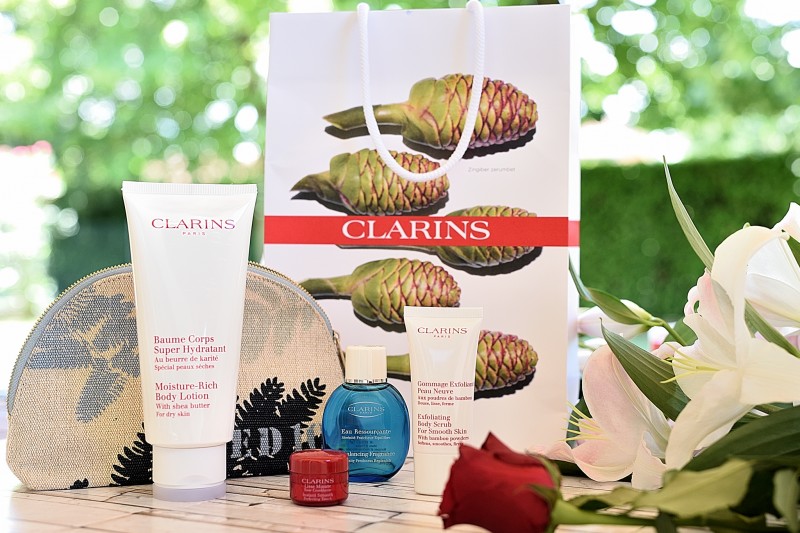 Trousse Clarins FEED10 2017. Clarins e FEED Ancora Insieme per i Bambini dei Paesi in Via di Sviluppo