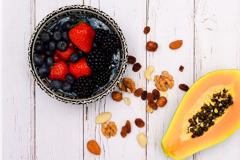 Dessert di Frutta e Gelato Veloce da Realizzare, con Papaya, Fiordilatte e Frutti di Bosco