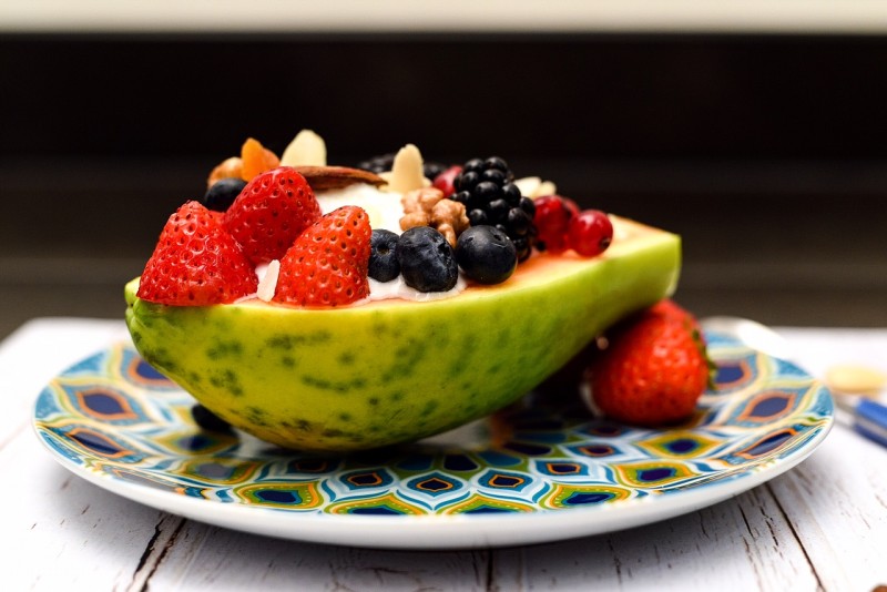 Dessert di Frutta e Gelato Veloce da Realizzare, con Papaya, Fiordilatte e Frutti di Bosco