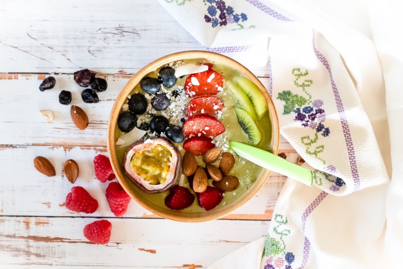 Lassi Indiano con Matcha e Frutta Fresca: colazione light, sana e proteica