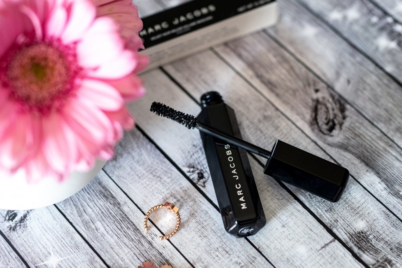 Mascara volumizzante e incurvante Marc Jacobs Velvet Noir nero intenso