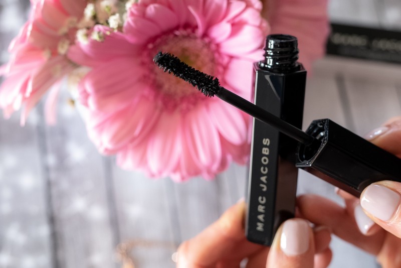 Mascara volumizzante e incurvante Marc Jacobs Velvet Noir nero intenso