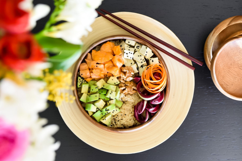 Insalata di quinoa salmone e avocado, via libera ai superfood