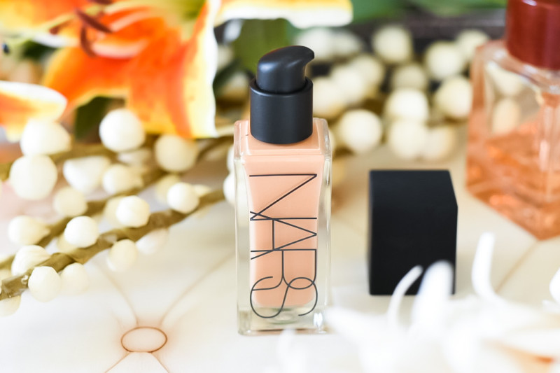 Nars Tinted Glow Booster illuminante liquido viso: finish radioso modulabile