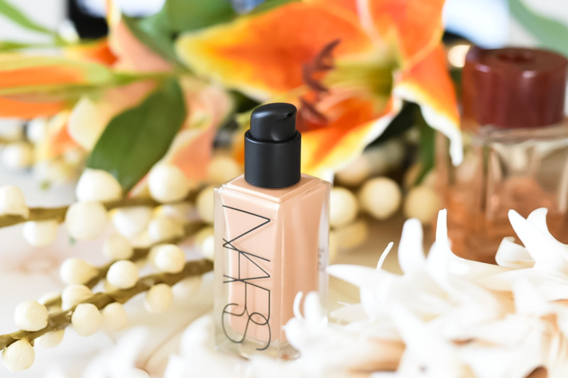 Nars Tinted Glow Booster illuminante liquido viso: finish radioso modulabile