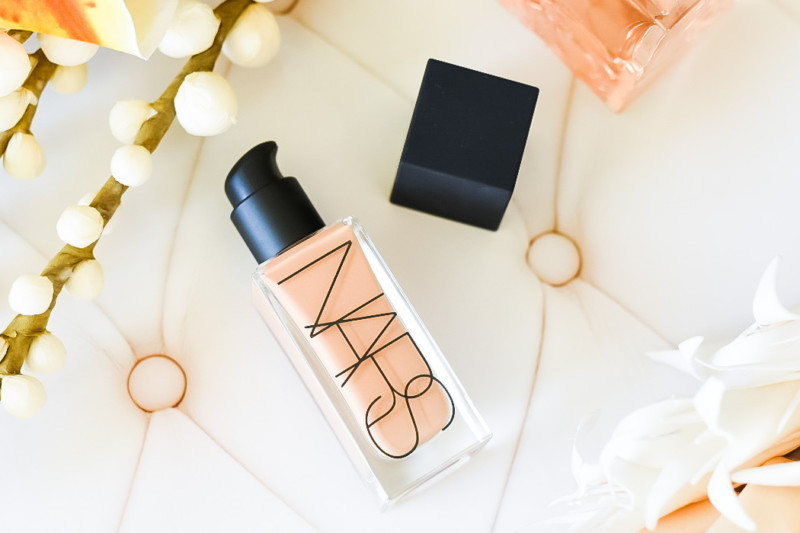 Nars Tinted Glow Booster illuminante liquido viso: finish radioso modulabile