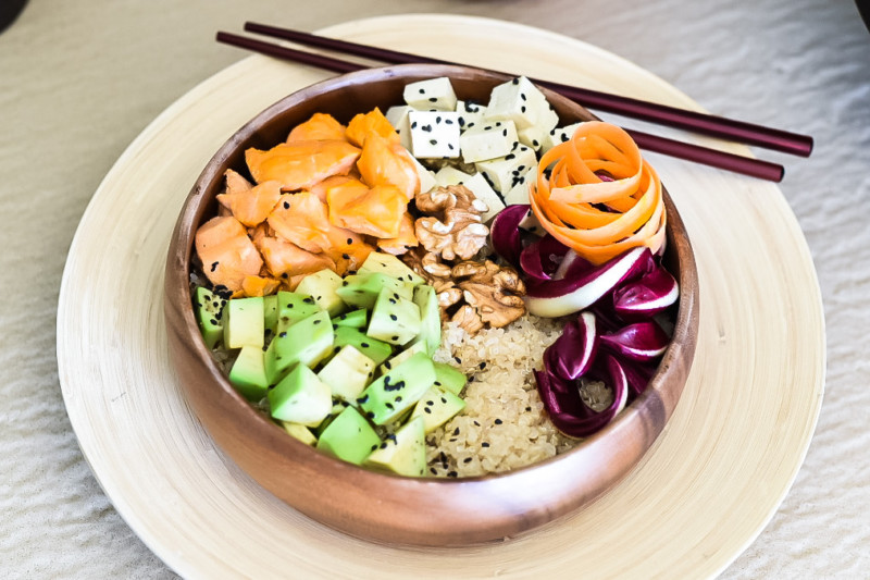 Insalata di quinoa salmone e avocado, via libera ai superfood