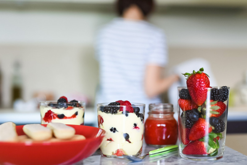 Tiramisù alle Fragole e Frutti di Bosco, dessert al cucchiaio estivo e fresco