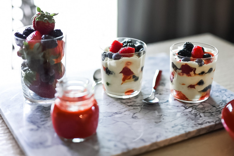 Tiramisù alle Fragole e Frutti di Bosco, dessert al cucchiaio estivo e fresco