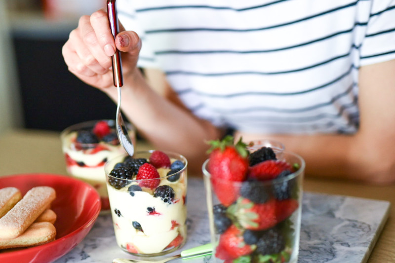 Tiramisù alle Fragole e Frutti di Bosco, dessert al cucchiaio estivo e fresco