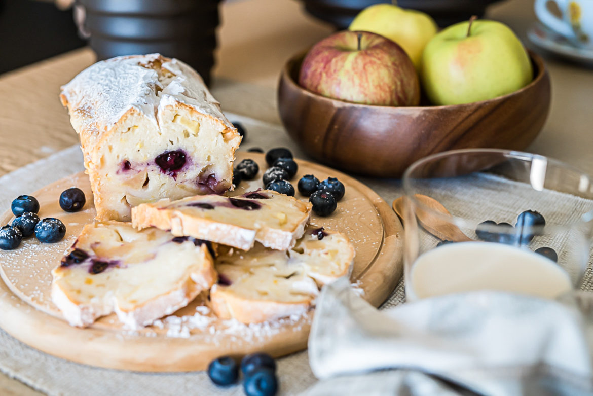 Plumcake vegano mele e mirtilli senza glutine, ricetta senza uova e burro