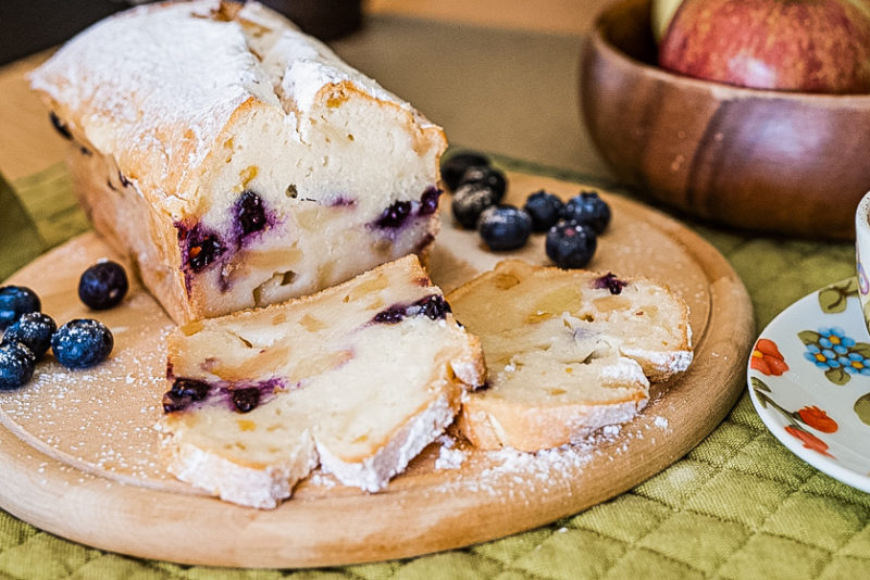 Plumcake vegano mele e mirtilli senza glutine, ricetta senza uova e burro